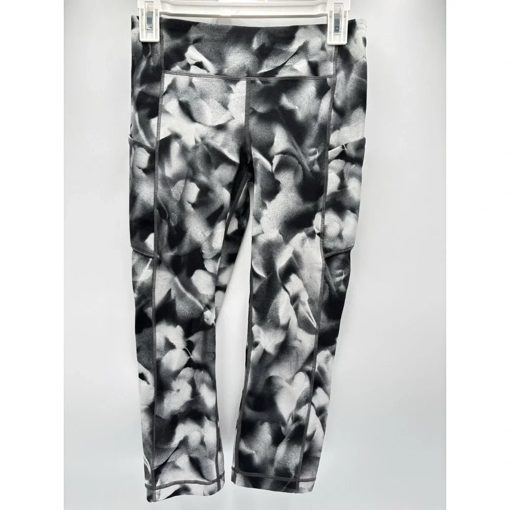 Lululemon Women 6 Crop Leggings 19